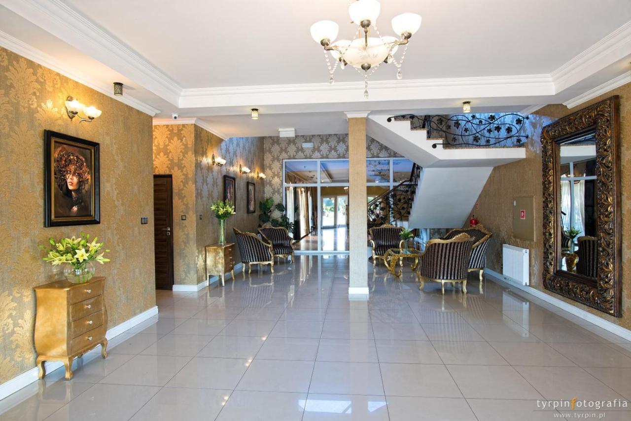 Hotel Millenium Góra Motyczna Exteriér fotografie