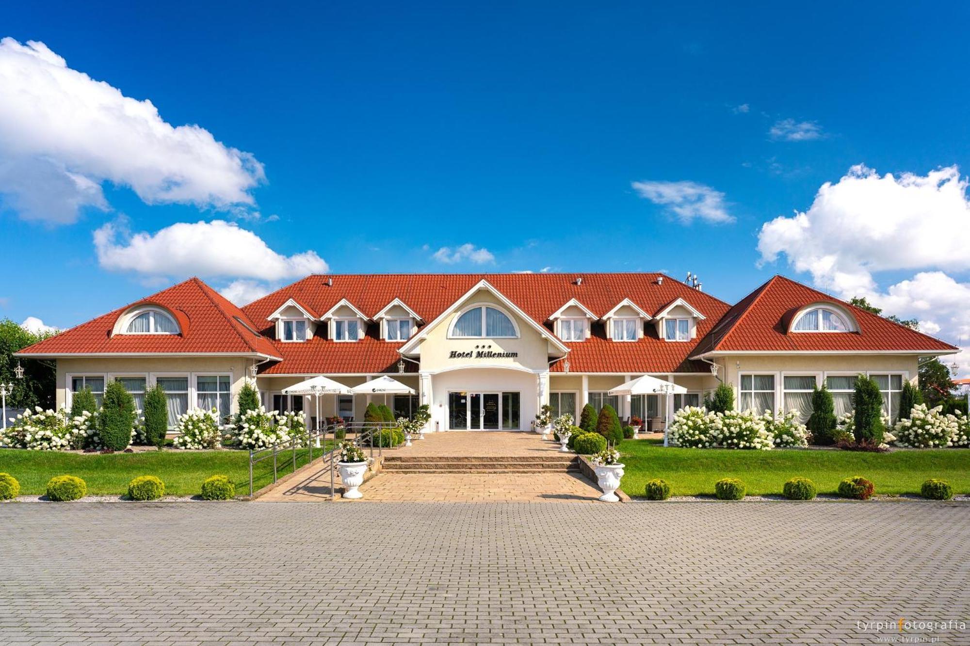 Hotel Millenium Góra Motyczna Exteriér fotografie