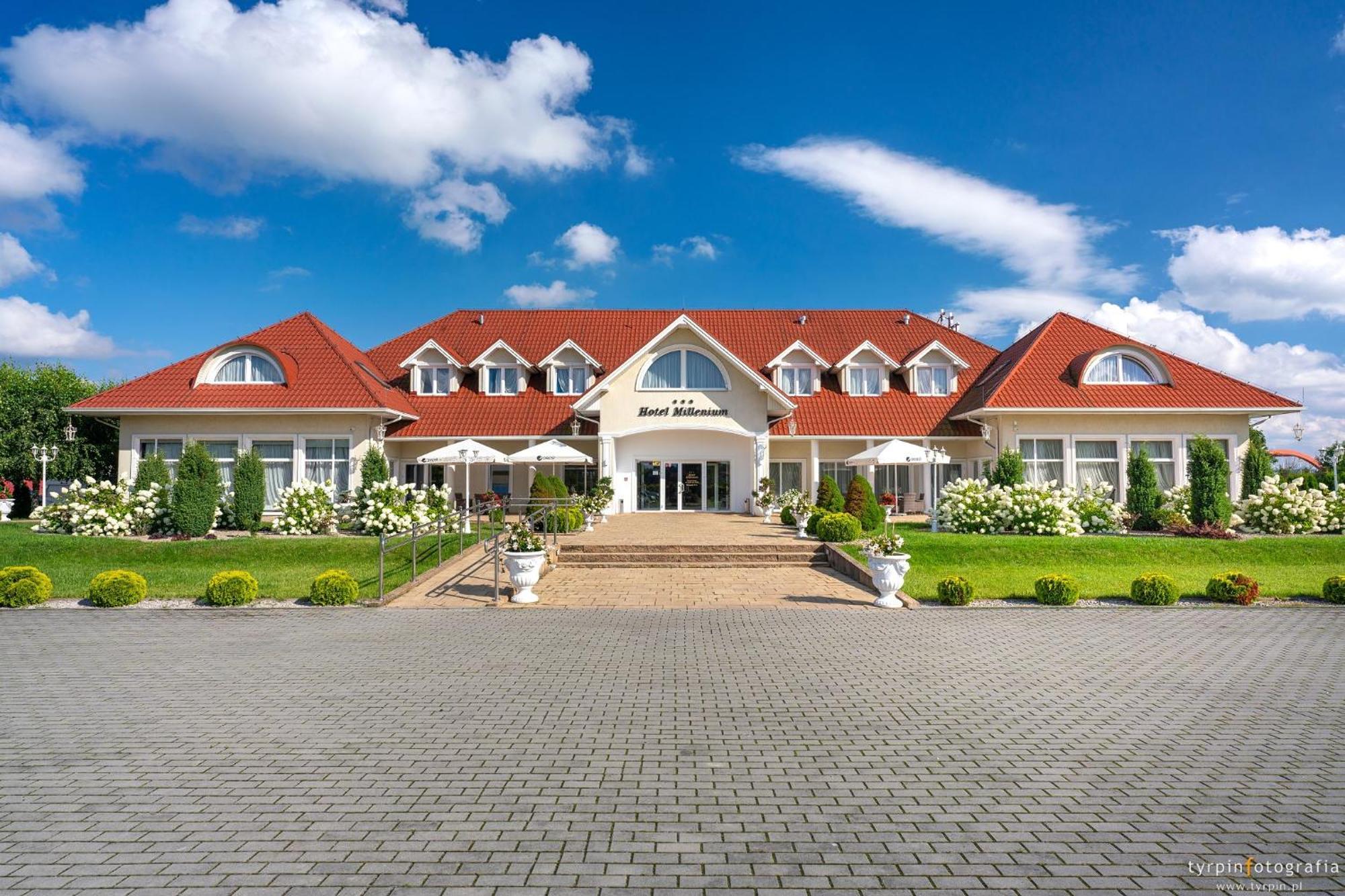 Hotel Millenium Góra Motyczna Exteriér fotografie