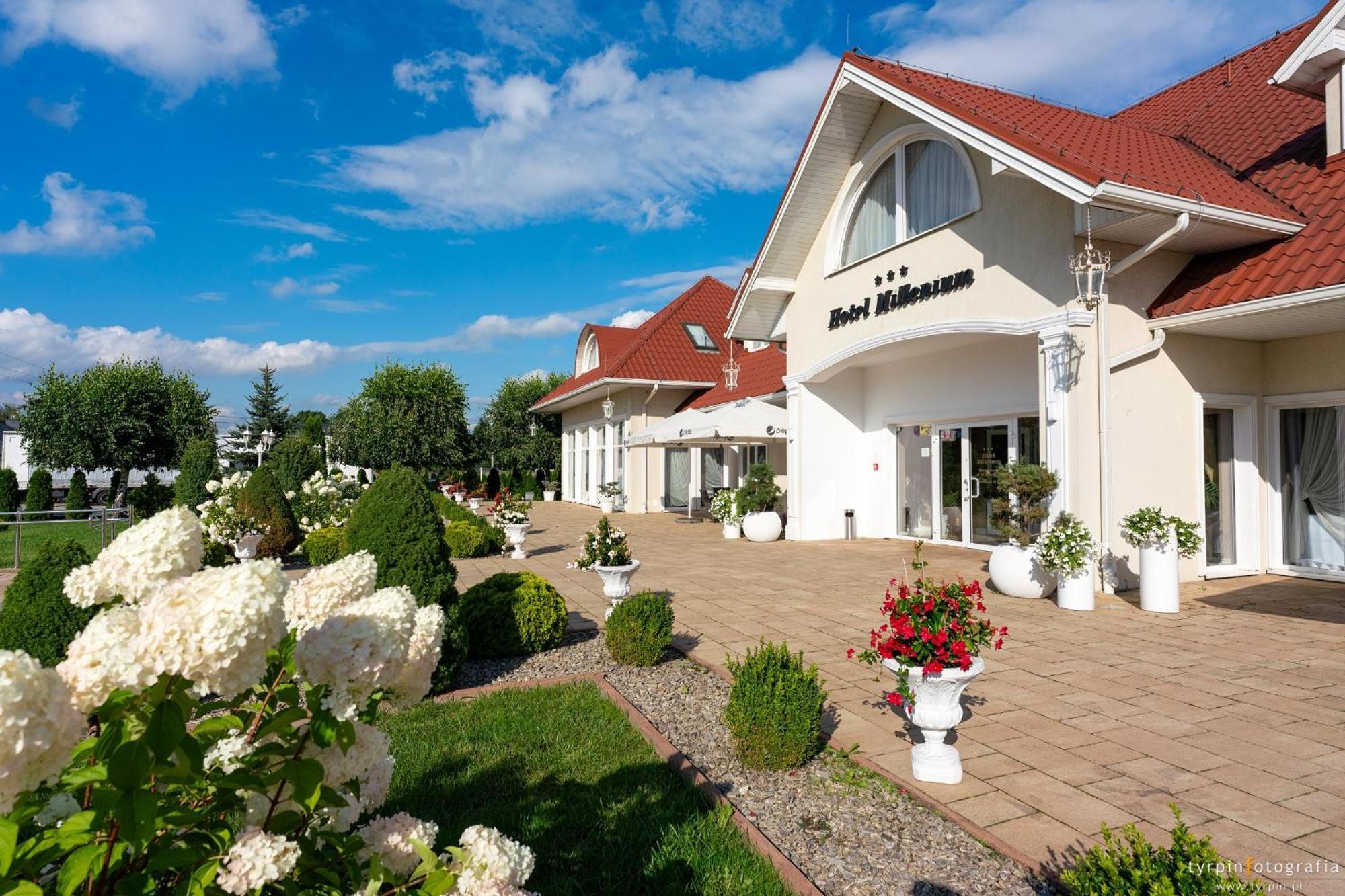 Hotel Millenium Góra Motyczna Exteriér fotografie
