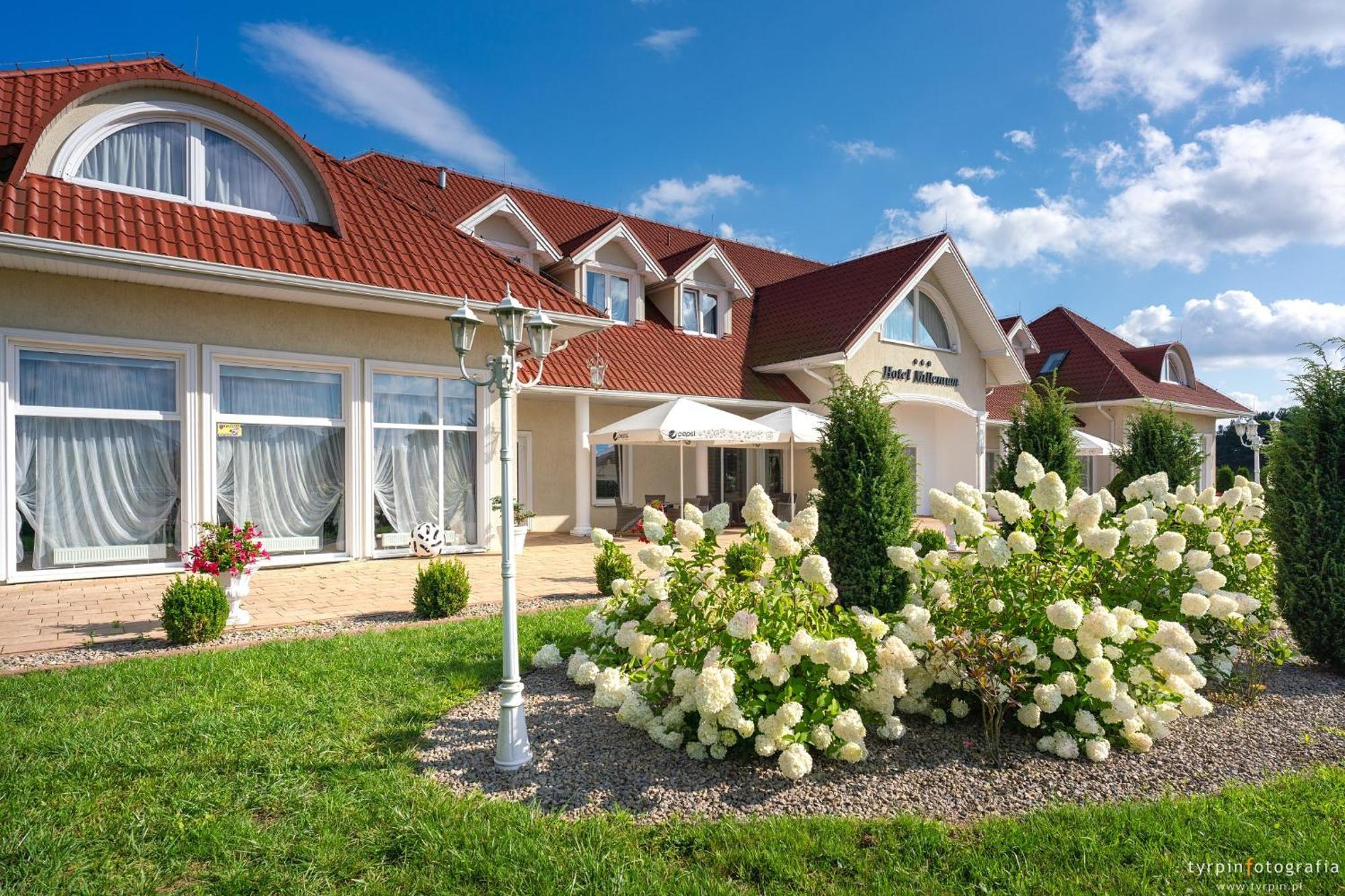 Hotel Millenium Góra Motyczna Exteriér fotografie